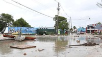 Pusat Badai Nasional AS (NHC) melaporkan bahwa badai Beryl berupa hujan lebat, banjir, dan angin kencang itu berbaya dan mengancam jiwa. (REUTERS/Nigel R Browne)  