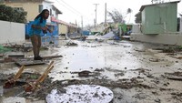 Badai kategori 3 atau lebih tinggi pada skala Saffir-Simpson dianggap sebagai badai besar, sementara badai Kategori 4 membawa angin berkecepatan minimal 209km/jam (130mph). Beryl membawa angin berkelanjutan maksimum yang diperkirakan mencapai 209km/jam (130mph), dan berpotensi disertai curah hujan lebat dan banjir lokal. (REUTERS/Nigel R Browne)  