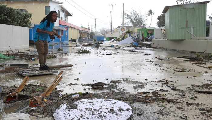 Badai Berbahaya Acak-acak Kota di Barbados Debris is washed ashore along the seaside of the St. Lawrence Gap neighborhood after Hurricane Beryl passed in Oistens, Barbados July 1, 2024. REUTERS/Nigel R Browne