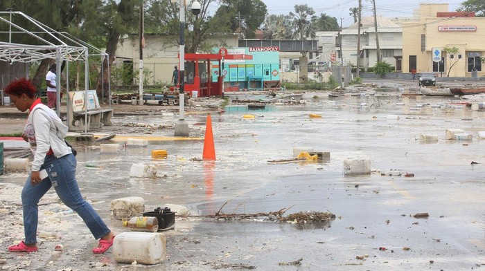 Badai Berbahaya Acak-acak Kota di Barbados Debris is washed ashore along the seaside of the St. Lawrence Gap neighborhood after Hurricane Beryl passed in Oistens, Barbados July 1, 2024. REUTERS/Nigel R Browne