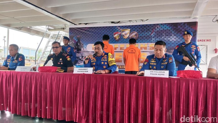 Baharkam Polri mengamankan 2 kapal berbendera Vietnam di Perairan Natuna Utara. (Foto: Alamudin Hamapu/detikSumut)