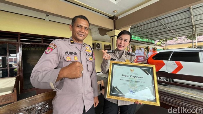 Kanit Turjawali Satsamapta Polres Mojokerto Kota Ipda Iswahyuda bersama Bripka Chandri Setya Purwandani
