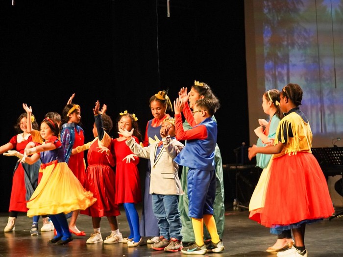 Pentas Broadway Shrek Jr oleh 10 talenta anak asal Papua.