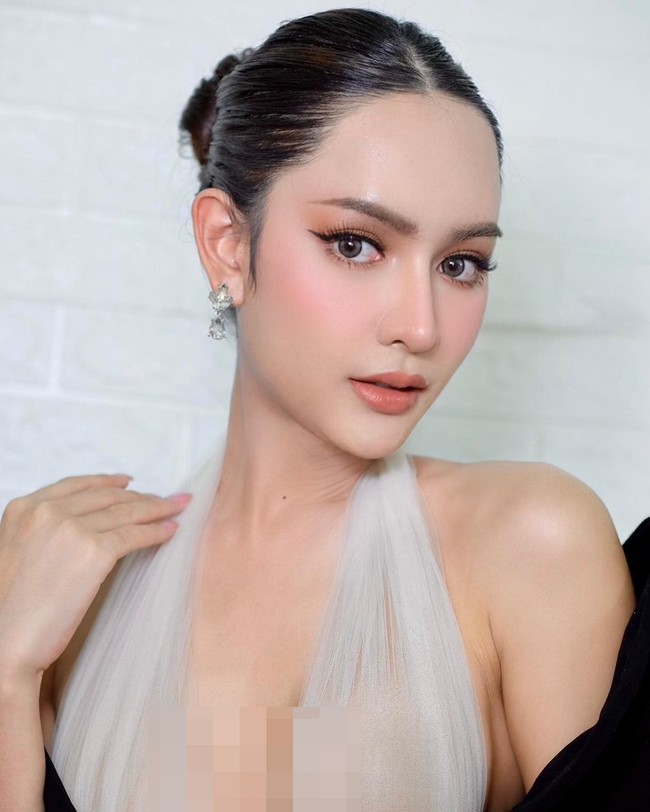 Di Instagram, Bruce sering membagikan potretnya yang menawan. Wanita itu pun kerap dipercaya menjadi model untuk runway dan pemotretan. Foto: Instagram @bruze_kachisarah