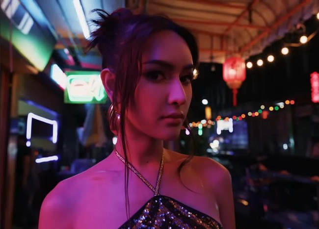 Tiga transgender yang jadi bintang video klipnya pun cukup dikenal dalam komunitas mereka. Mereka adalah Bruce Kachi-Sarah, Aeffy, dan Chinni yang dikenal sebagai influencer dan ratu kecantikan. Fans mengaitkan keterlibatan mereka dengan dilegalisasinya pernikahan sesama jenis di Thailand baru-baru ini.  Foto: Instagram
