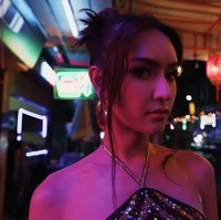 Tiga transgender yang jadi bintang video klipnya pun cukup dikenal dalam komunitas mereka. Mereka adalah Bruce Kachi-Sarah, Aeffy, dan Chinni yang dikenal sebagai influencer dan ratu kecantikan. Fans mengaitkan keterlibatan mereka dengan dilegalisasinya pernikahan sesama jenis di Thailand baru-baru ini.  Foto: Instagram