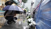 Seorang pria meletakkan bunga di lokasi kecelakaan maut mobil dekat Balai Kota Seoul, Korea Selatan, Selasa (2/7/2024). Setidaknya sembilan orang tewas dan empat lainnya terluka ketika sebuah mobil menabrak pejalan kaki di dekat balai kota Seoul Senin (1/7/2024) malam waktu setempat.