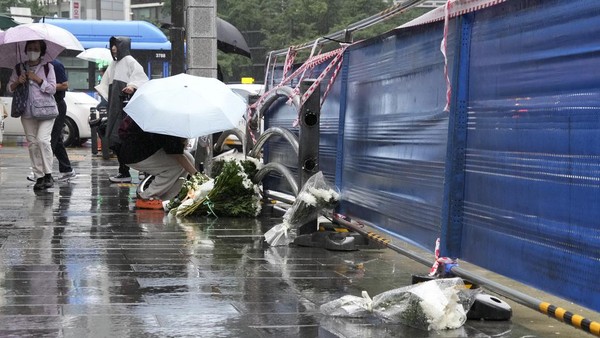Bunga Duka Iringi Lokasi Tabrakan Maut di Seoul