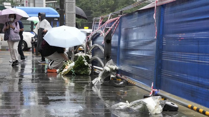 Bunga Duka Iringi Lokasi Tabrakan Maut di Seoul Tabrakan maut mengguncang Seoul, Korea Selatan (Korsel). Bunga duka pun iringi lokasi tabrakan maut di lokasi kejadian.