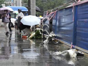 Bunga Duka Iringi Lokasi Tabrakan Maut di Seoul