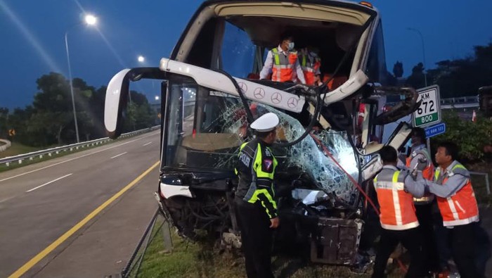 Bus Harapan Jaya kecelakaan di Tol Jombang tewaskan 1 orang