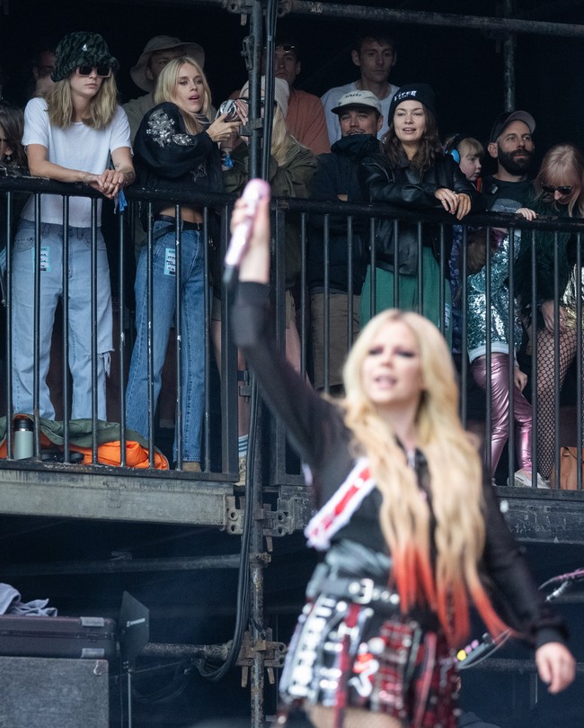 Di konser Avril Lavigne, Cara terlihat memakai crop-top dan baggy jeans. Sementara Anya tetap setia dengan jaket parkanya. (Foto: Samir Hussein/WireImage)