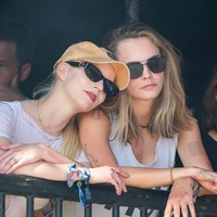 Keduanya juga melengkapi gaya mereka dengan kacamata hitam yang stylish. Adapun Anya memakai koleksi dari Christian Dior, rumah mode yang menggandenganya sebagai wajah dan bintang iklan. (Foto: Joseph Okpako/WireImage)