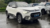 Citroen E-C3 dibanderol mulai harga Rp 377 juta on the road Jakarta dengan pilihan warna single tone dan dual tone. Untuk memberikan rasa aman ke konsumen, Citroen juga memberikan berbagai jaminan garansi, seperti free service & parts selama 5 tahun/70.000, vehicle warranty 5 tahun/150.000 km, battery EV warranty 7 tahun/140.000 km, drive train warranty 5 tahun/150.000 km, hingga part warranty selama 1 tahun/10.000 km. Foto: Luthfi Anshori/detikOto