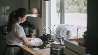 Banyak-banyak Cuci Piring, Bill Gates-Jeff Bezos Dapat Ide Jenius Lewat Aktivitas Ini