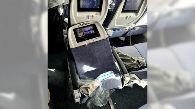 Dalam sebuah video terekam kondisi di dalam kabin pesawat Air Europa rute Madrid-Montevideo dengan keadaan rusak usai mengalami turbulensi parah dan terpaksa mendarat darurat di Bandara Internasional Natal, Brasil.  (Tangkapan Layar Video Reuters/@PICHIPASTOSO VIA X)