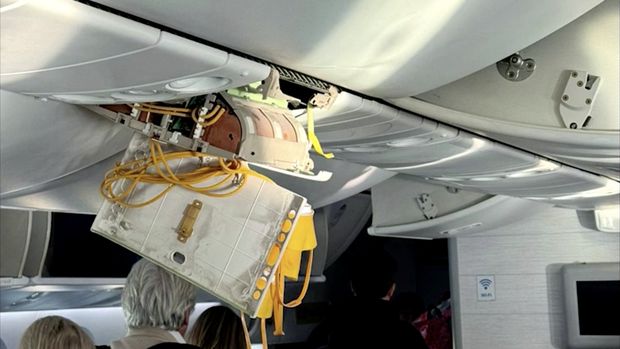 Dalam sebuah video terekam kondisi di dalam kabin pesawat Air Europa rute Madrid-Montevideo dengan keadaan rusak usai mengalami turbulensi parah dan terpaksa mendarat darurat di Bandara Internasional Natal, Brasil.  (Tangkapan Layar Video Reuters/@PICHIPASTOSO VIA X)