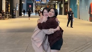 Alice Norin dan Davina Karamoy, vibe kakak-adik padahal bukan saudara. Foto: Instagram @davinaakaramoy @alicenorin