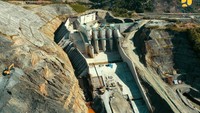 Adapun lingkup pekerjaan yang sedang on going meliputi pekerjaan penimbunan maincofferdam dan main dam, pencetakan beton precast, pembetonan spillway, galian tanah lereng kanan spillway, proteksi lereng spillway, dan struktur pondasi wing wall sisi kanan. Kemudian, pekerjaan beton struktur pelimpah samping wing wall, beton struktur pondasi pelimpah berpintu, fabrikasi pembesian struktur spillway, pemasangan pintu hidromekanikal, pekerjaan fasilitas umum, dan pekerjaan viewpoint.