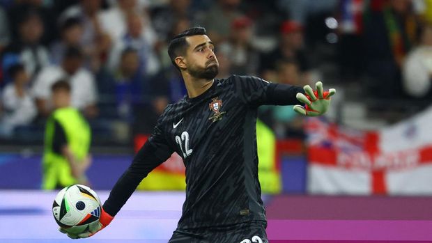 Soccer Football - Euro 2024 - Round of 16 - Portugal v Slovenia - Frankfurt Arena, Frankfurt, Germany - July 1, 2024  Portugal's Diogo Costa in action REUTERS/Kai Pfaffenbach