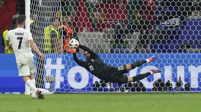 Portugals goalkeeper Diogo Costa, right, blocks a penalty kick by Slovenias Benjamin Verbic during a round of sixteen match at the Euro 2024 soccer tournament in Frankfurt, Germany, Monday, July 1, 2024. (AP Photo/Antonio Calanni)