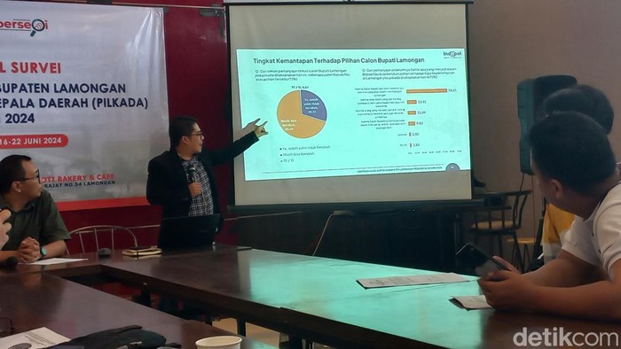Direktur Indopoll Survey Ratno Sulistiyanto saat merilis hasil survei Pilbup Lamongan.