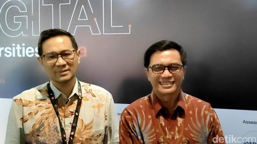 Dirjen Dikti Kemendikbud Ristek Abdul Haris (kanan) dan Staf Ahli Menteri Bidang Sosial Ekonomi dan Budaya Kominfo, Wijaya Kusumawardhana.