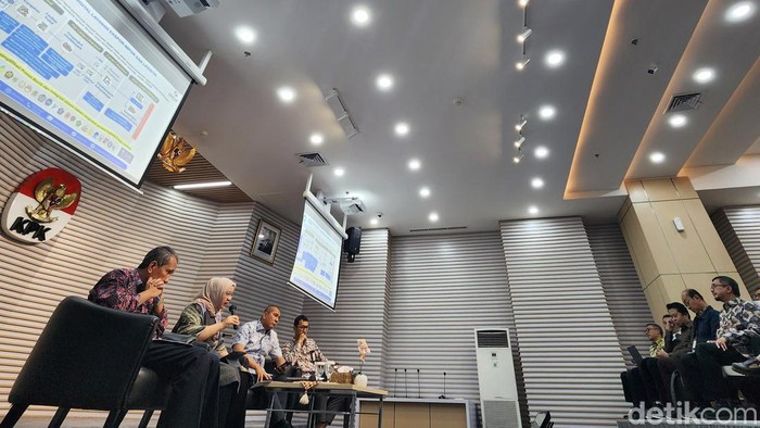 Para pembicara (kiri-kanan) Deputi Pencegahan dan Monitoring KPK Pahala Nainggolan, Kepala Lembaga National Single Window (LNSW) Oza Olavia, Direktur Utama Pelindo Arif Suhartono, dan Tim Jubir KPK Budi Prasetyo memberikan paparan dalam diskusi 'Aksi Stranas PK: Perbaikan Tata Kelola Pelabuhan', di Gedung Merah Putih KPK, Jakarta, Selasa (2/7/2024).