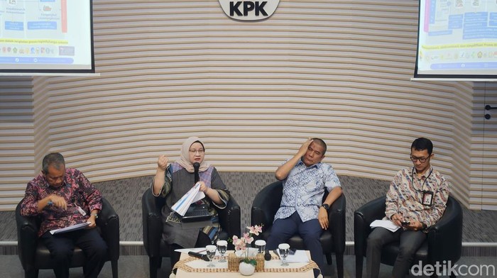 Diskusi Perbaikan Perizinan dan Tata Kelola Pelabuhan Para pembicara (kiri-kanan) Deputi Pencegahan dan Monitoring KPK Pahala Nainggolan, Kepala Lembaga National Single Window (LNSW) Oza Olavia, Direktur Utama Pelindo Arif Suhartono, dan Tim Jubir KPK Budi Prasetyo memberikan paparan dalam diskusi 'Aksi Stranas PK: Perbaikan Tata Kelola Pelabuhan', di Gedung Merah Putih KPK, Jakarta, Selasa (2/7/2024).