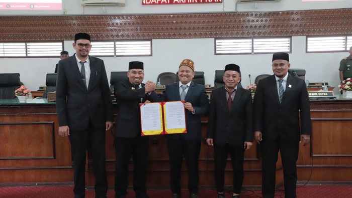 DPR Kabupaten Aceh Besar mengesahkan rancangan qanun (Raqan) Pertanggungjawaban Pelaksanaan APBK Aceh Besar tahun 2023 menjadi Qanun. (dok. Istimewa)