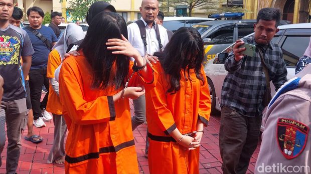 Dua selebgram di Bogor ditangkap usai promosikan judi online. (M Sholihin/detikcom)