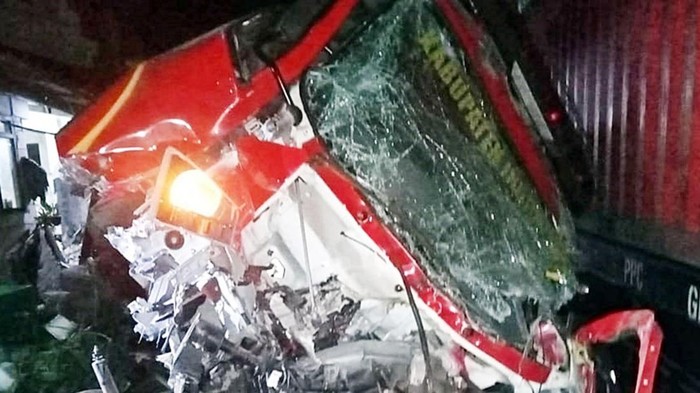 Evakuasi armada damkar yang tertabrak kereta api di Kecamatan Haurgeulis, Indramayu