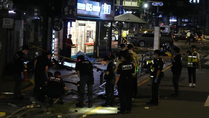 Evakuasi Kecelakaan Maut Mobil Tabrak Pejalan Kaki di Seoul Kecelakaan maut terjadi di Seoul, Korea Selatan saat mobil menabrak pejalan kaki. Akibatnya 9 orang tewas.