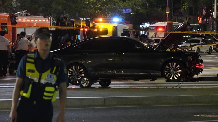 Evakuasi Kecelakaan Maut Mobil Tabrak Pejalan Kaki di Seoul Kecelakaan maut terjadi di Seoul, Korea Selatan saat mobil menabrak pejalan kaki. Akibatnya 9 orang tewas.