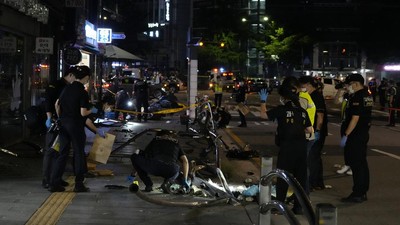 Evakuasi Kecelakaan Maut Mobil Tabrak Pejalan Kaki di Seoul