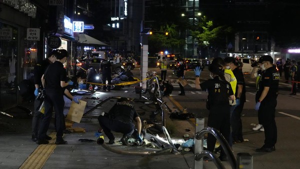 Evakuasi Kecelakaan Maut Mobil Tabrak Pejalan Kaki di Seoul