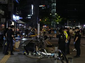 Evakuasi Kecelakaan Maut Mobil Tabrak Pejalan Kaki di Seoul