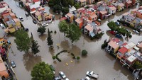 Banjir ini disebabkan hujan deras yang terjadi di wilayah itu.
