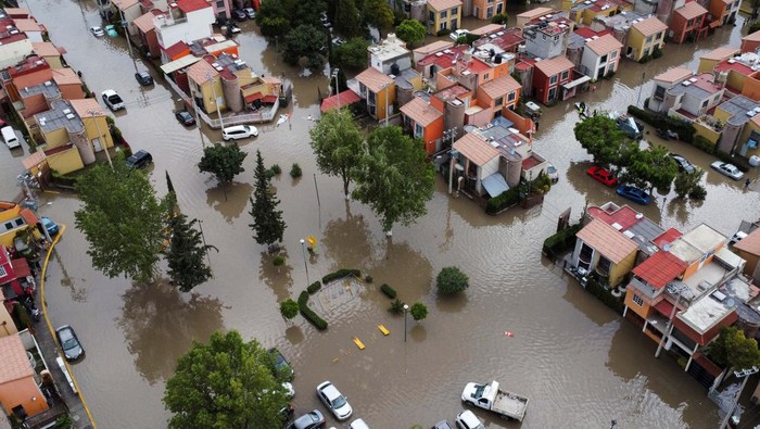 Foto Udara Banjir di Chimalhuacan, Meksiko Authorities evacuate residents stranded in their flooded homes after heavy rains in Chimalhuacan State of Mexico July 1, 2024. REUTERS/Luis Cortes