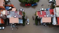 Banjir ini memutus lalu lintas dan menghambat aktivitas warga.