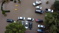 Tampak sejumlah mobil terendam banjir.