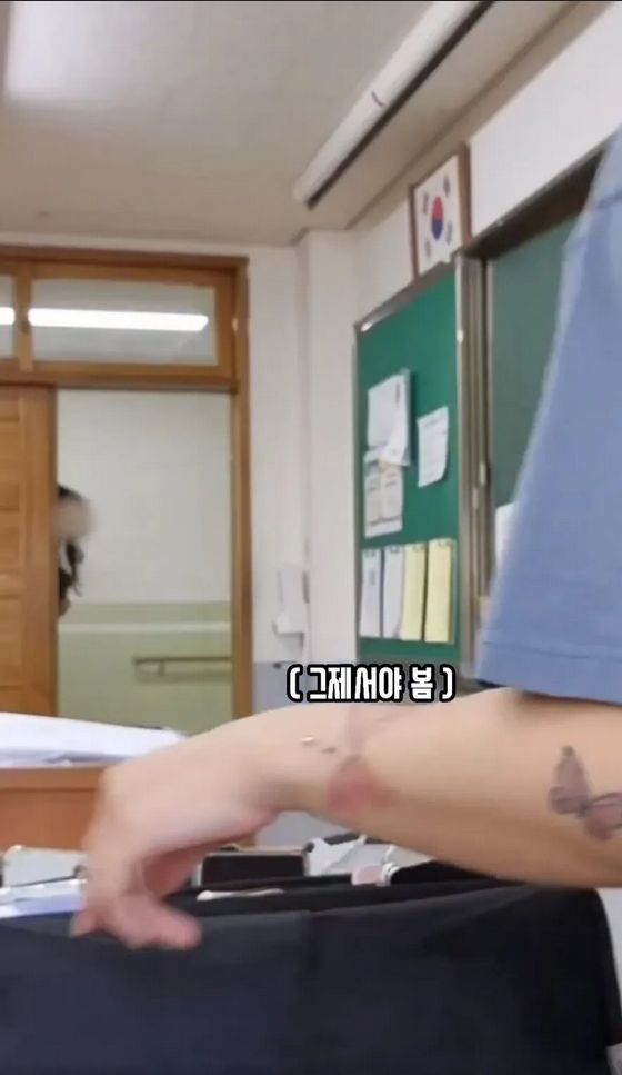 Gaya Guru Jadi Kontroversi