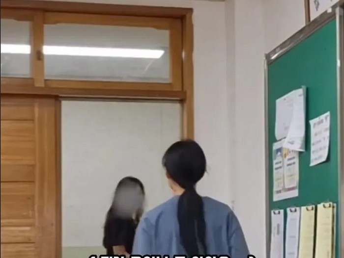 Gaya Guru Jadi Kontroversi