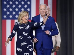 Gaun Vote, Setia Ibu Negara AS untuk Joe Biden yang Terpuruk di Debat