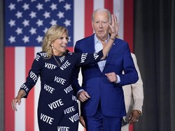Gaun Vote, Setia Ibu Negara AS untuk Joe Biden yang Terpuruk di Debat
