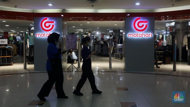 Gerai PT Matahari Department Store Tbk. (LPPF) atau Matahari di Plaza Atrium, Jakarta, Selasa (2/7/2024). (CNBC Indonesia/Faisal Rahman)