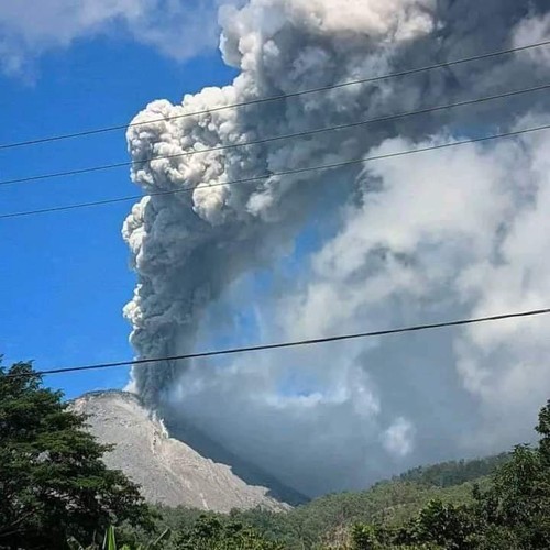 Gunung Lewotobi Laki-laki di Flores Timur, Nusa Tenggara Timur (NTT), kembali meletus pada pukul 12.32 Wita, Selasa (2/7/2024). (Foto: Istimewa)