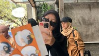 Saat liburan di Bandung, mereka juga mengunjungi Braga. Tampak Halda dan Arafah foto seru di photbox dan membeli jajanan. Foto: Instagram @haldarnta