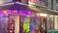 Saat di Seoul, tentu saja Halda tak melewatkan waktunya untuk kulineran. Ia berpose di sebuah pojangmacha yang menyajikan aneka makanan rumahan. Foto: Instagram @haldarnta