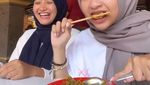 Seru! Ini Gaya Kuliner Halda Rianta Saat Ngopi dan Jajan di Korea